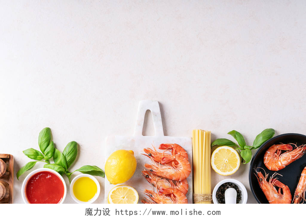 白色纹理背景上的意大利面烹饪原料：虾虾意大利意大利面食